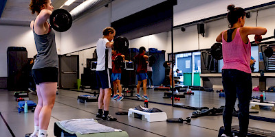 Mensen tijdens een groepsles bij Sportcentrum VU
