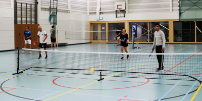 Mensen die Pickleball spelen