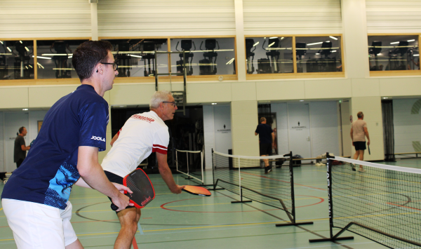 Sporters spelen Pickleball bij Sportcentrum VU