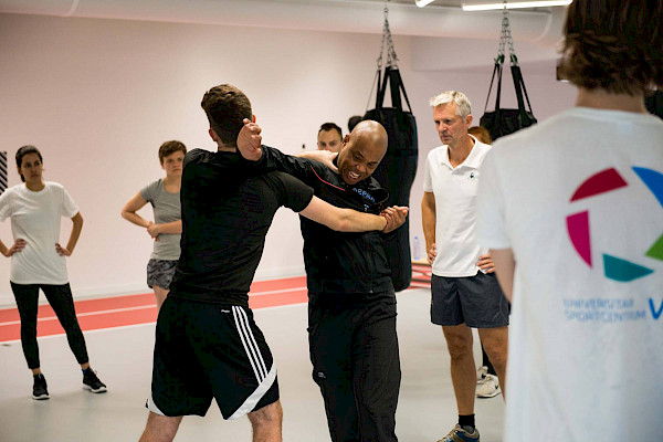 Mensen die Krav Maga doen bij Sportcentrum VU