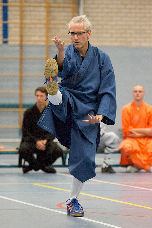 Persoon doet Tai Chi