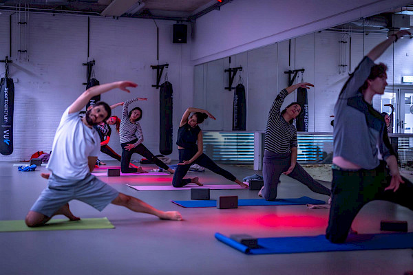 groep die yoga beoefent bij Sportcentrum VU