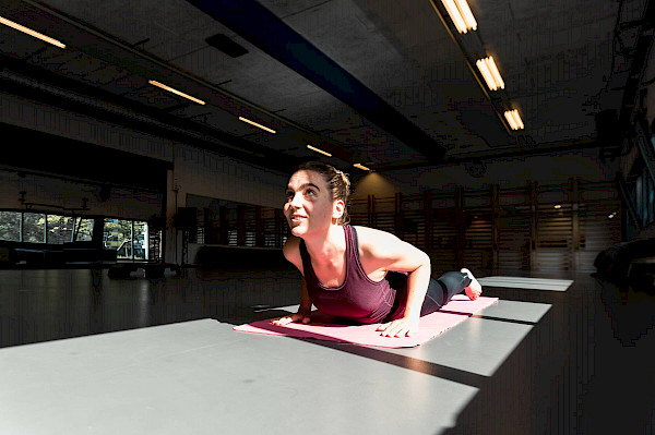 Vrouw die yoga beoefent bij Sportcentrum VU