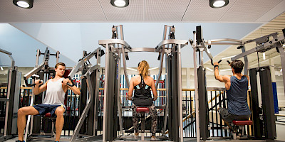 Sporters doen oefeningen in de fitness van het sportcentrum VU